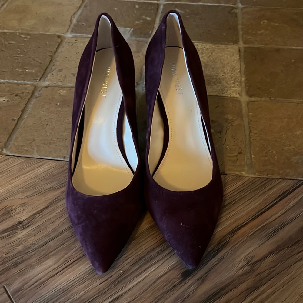 Beautiful purple suede block heel with pointy toe. (0021)